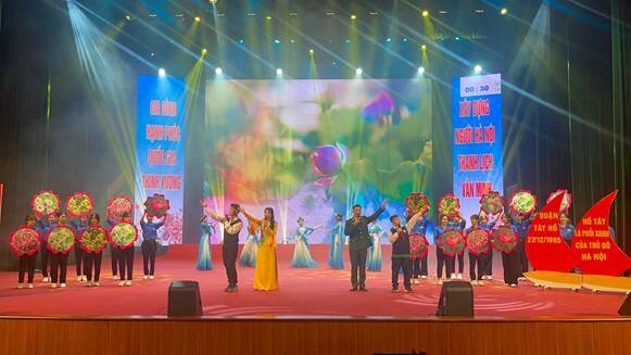 Nhà giáo Nguyễn Thị Mai cùng gia đình tham gia Chung khảo 