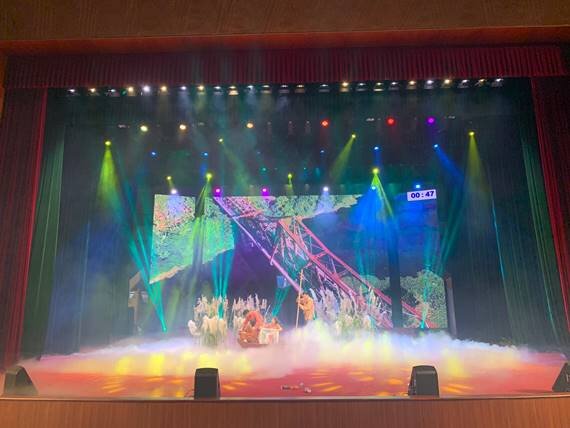 Nhà giáo Nguyễn Thị Mai cùng gia đình tham gia Chung khảo 