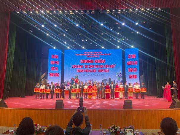 Nhà giáo Nguyễn Thị Mai cùng gia đình tham gia Chung khảo 