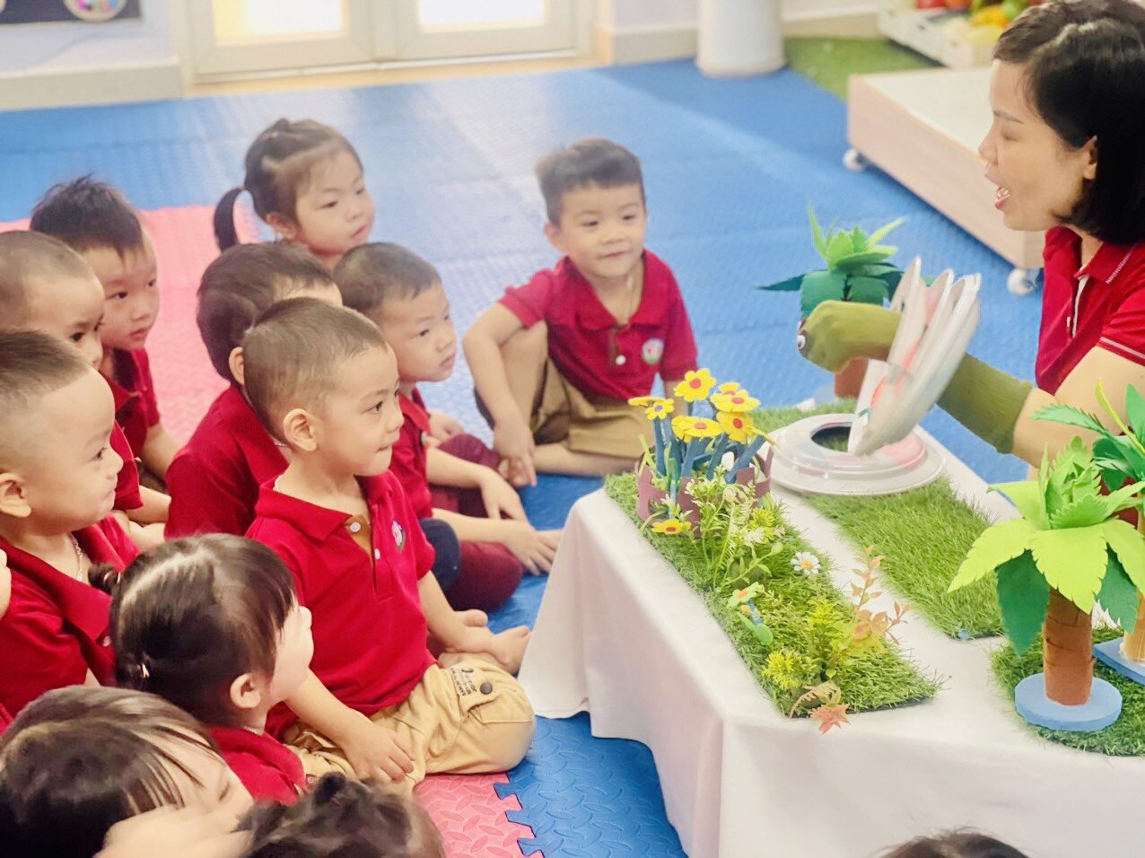 Các bé cùng đến với hoạt động Làm quen văn học, truyện “ Chú sâu háu ăn” cùng các bạn nhỏ lớp MGB C2 nhé!