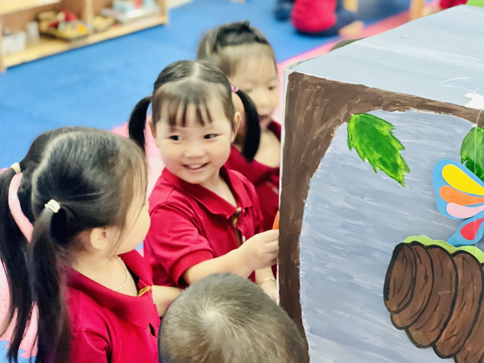 Các bé cùng đến với hoạt động Làm quen văn học, truyện “ Chú sâu háu ăn” cùng các bạn nhỏ lớp MGB C2 nhé!