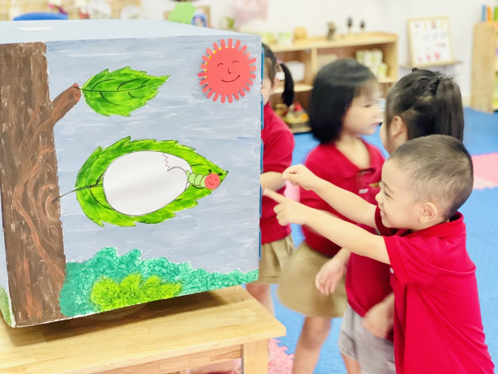 Các bé cùng đến với hoạt động Làm quen văn học, truyện “ Chú sâu háu ăn” cùng các bạn nhỏ lớp MGB C2 nhé!