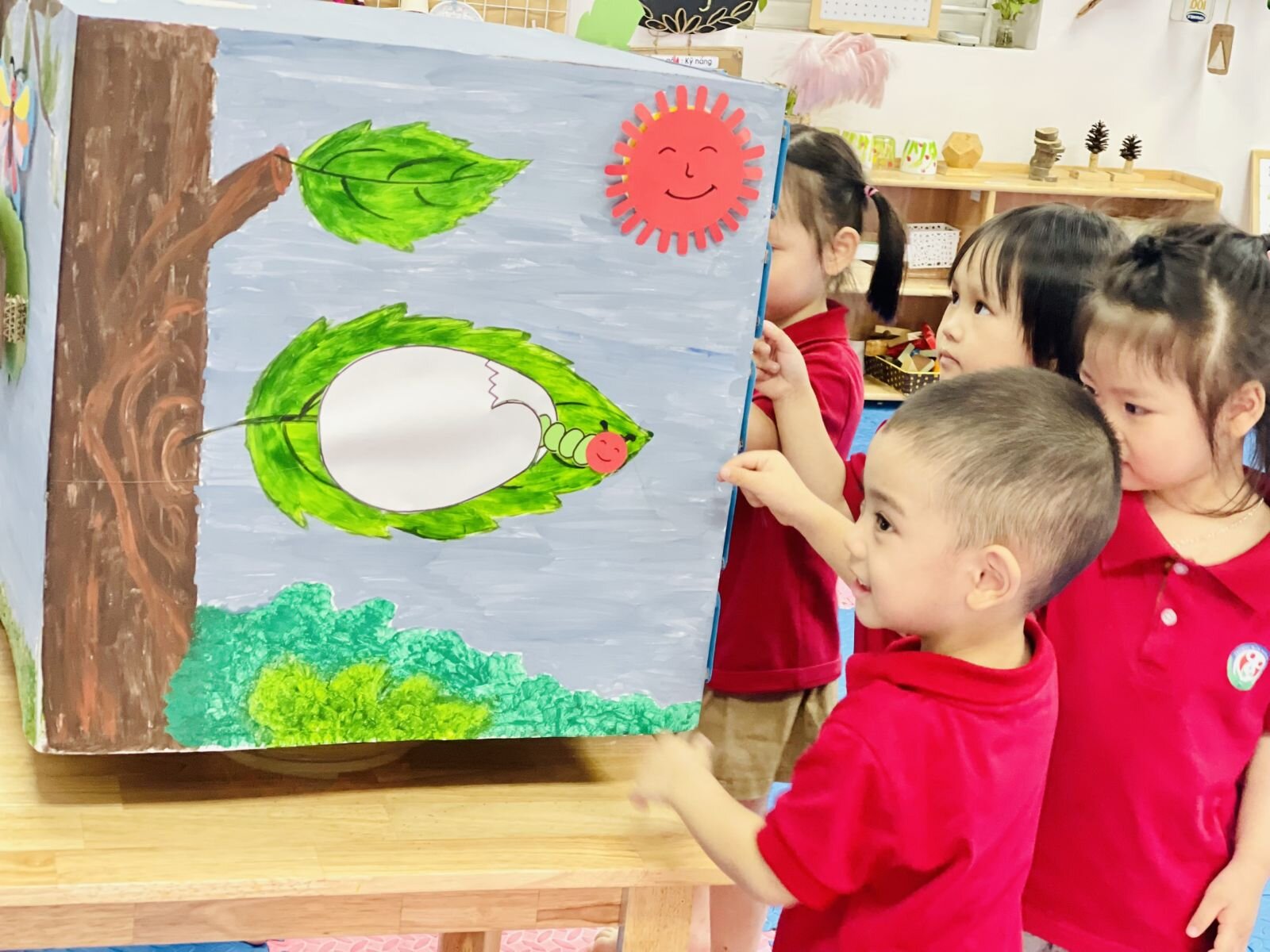 Các bé cùng đến với hoạt động Làm quen văn học, truyện “ Chú sâu háu ăn” cùng các bạn nhỏ lớp MGB C2 nhé!