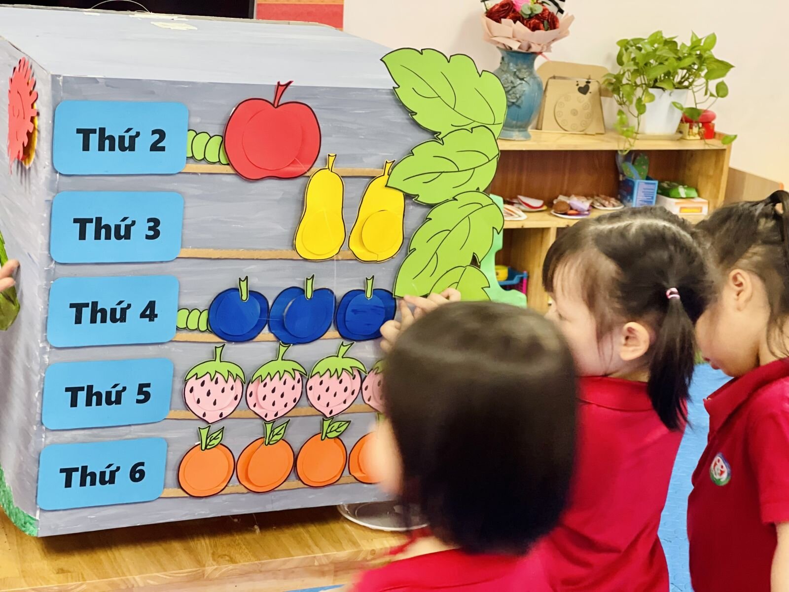 Các bé cùng đến với hoạt động Làm quen văn học, truyện “ Chú sâu háu ăn” cùng các bạn nhỏ lớp MGB C2 nhé!