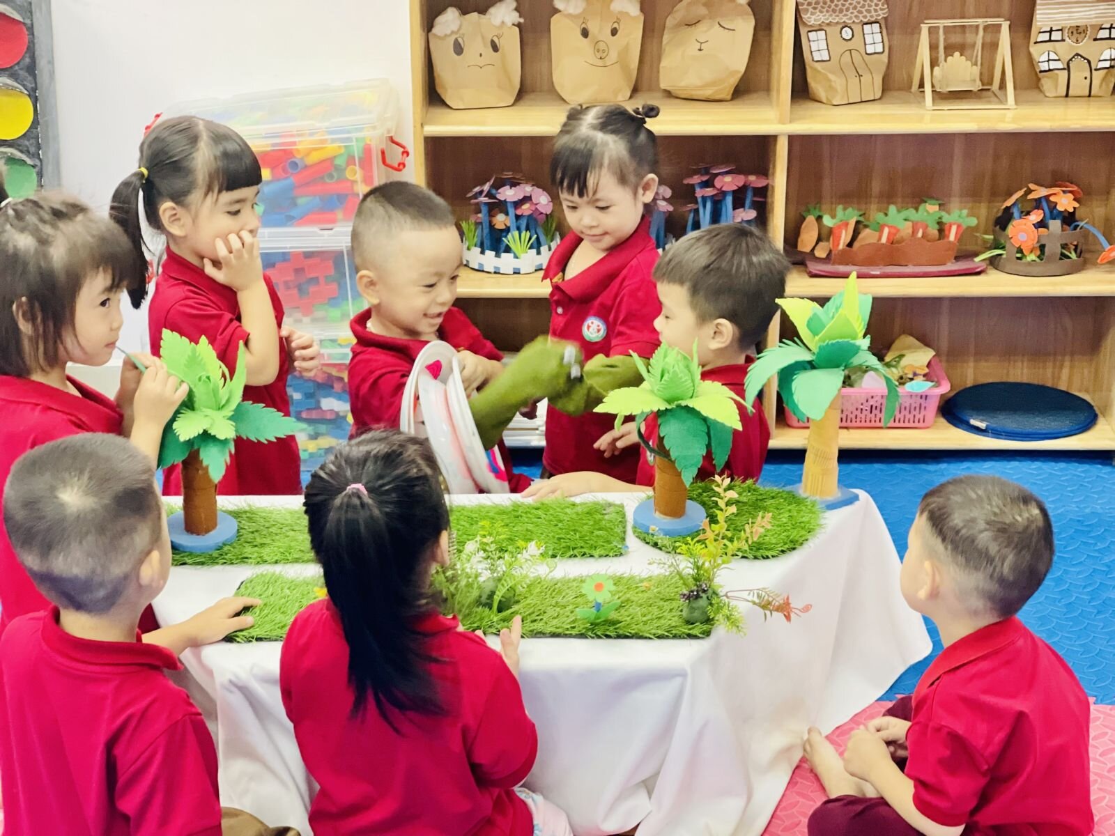 Các bé cùng đến với hoạt động Làm quen văn học, truyện “ Chú sâu háu ăn” cùng các bạn nhỏ lớp MGB C2 nhé!