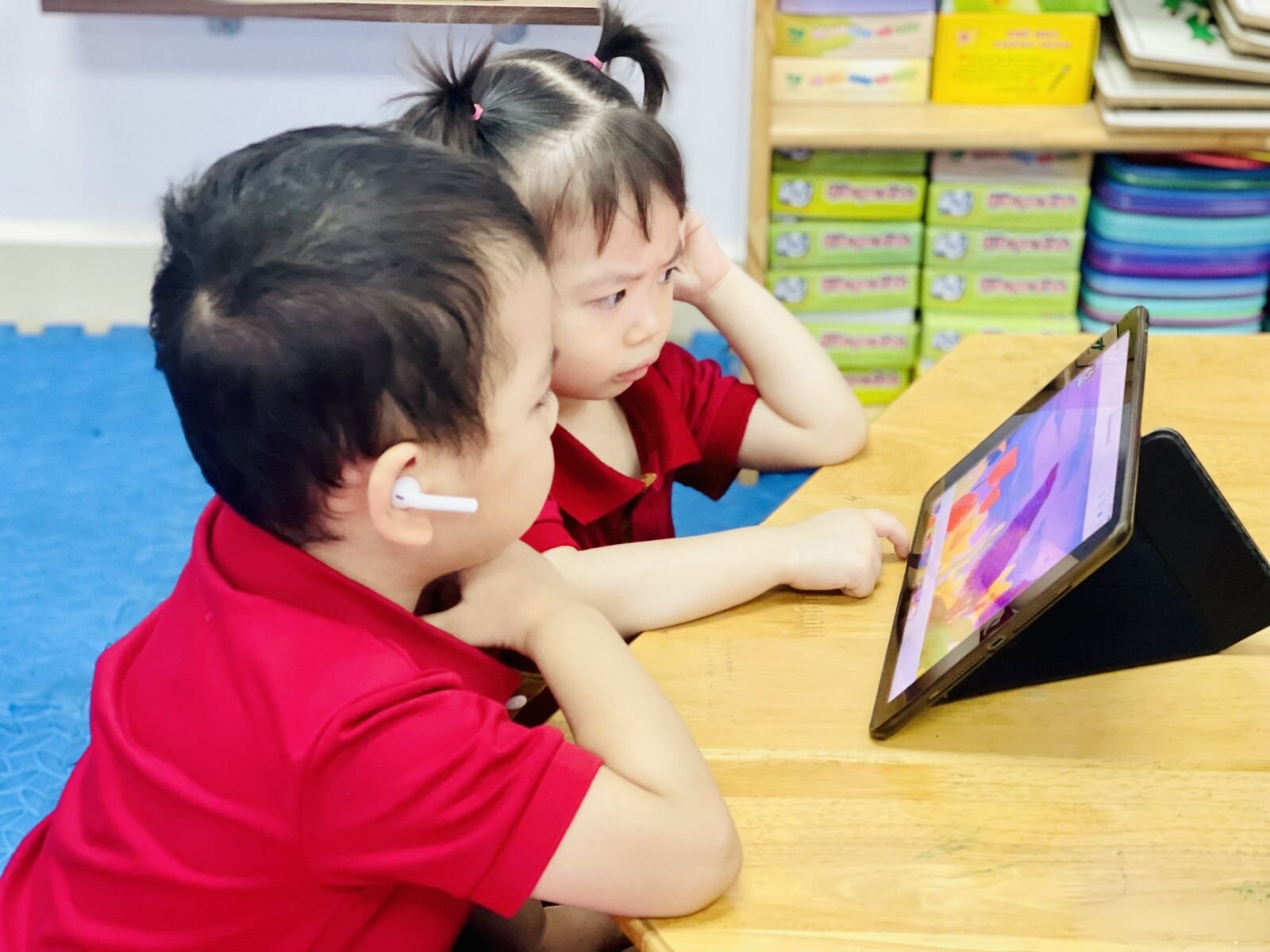 Các bé cùng đến với hoạt động Làm quen văn học, truyện “ Chú sâu háu ăn” cùng các bạn nhỏ lớp MGB C2 nhé!