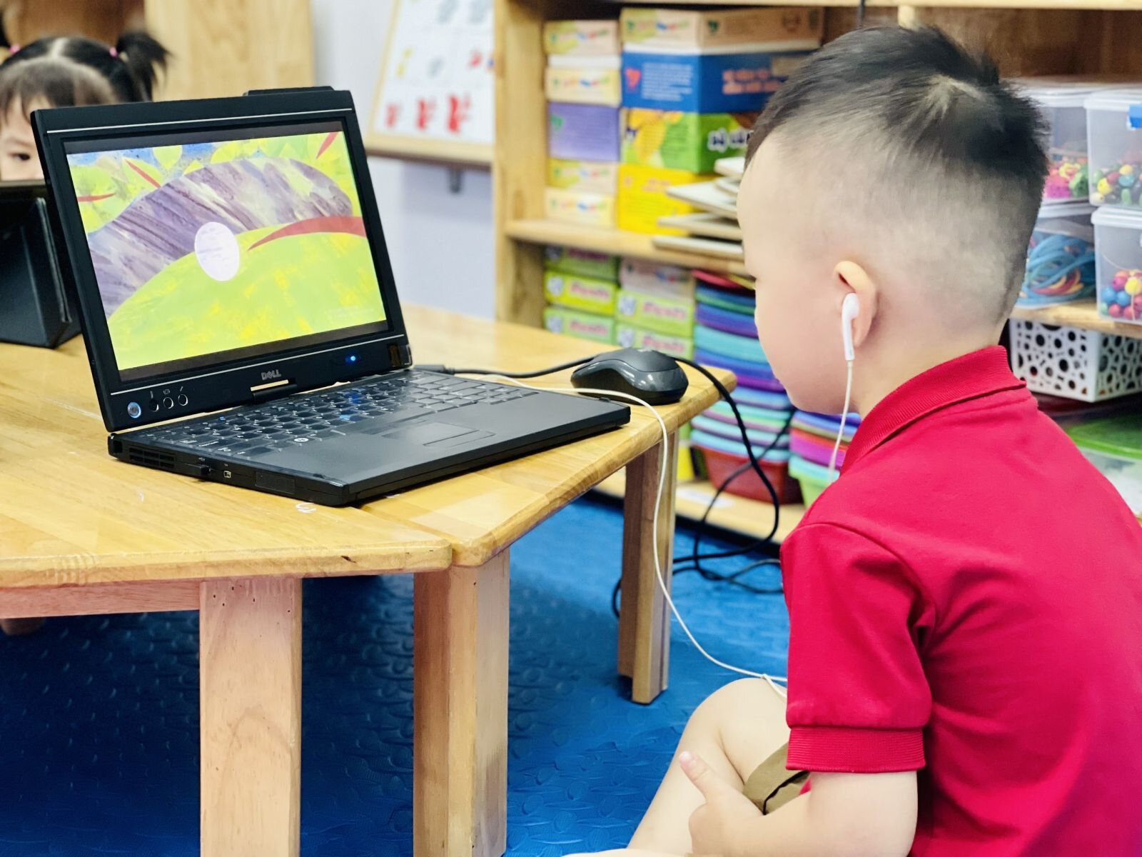 Các bé cùng đến với hoạt động Làm quen văn học, truyện “ Chú sâu háu ăn” cùng các bạn nhỏ lớp MGB C2 nhé!