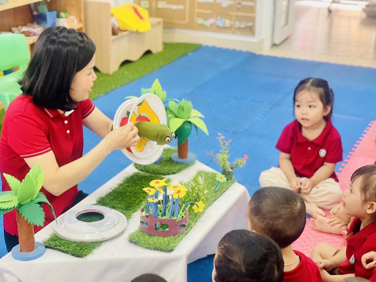 Các bé cùng đến với hoạt động Làm quen văn học, truyện “ Chú sâu háu ăn” cùng các bạn nhỏ lớp MGB C2 nhé!