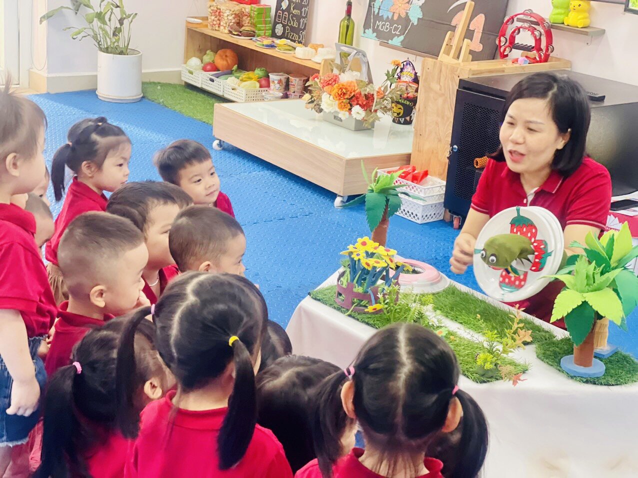 Các bé cùng đến với hoạt động Làm quen văn học, truyện “ Chú sâu háu ăn” cùng các bạn nhỏ lớp MGB C2 nhé!