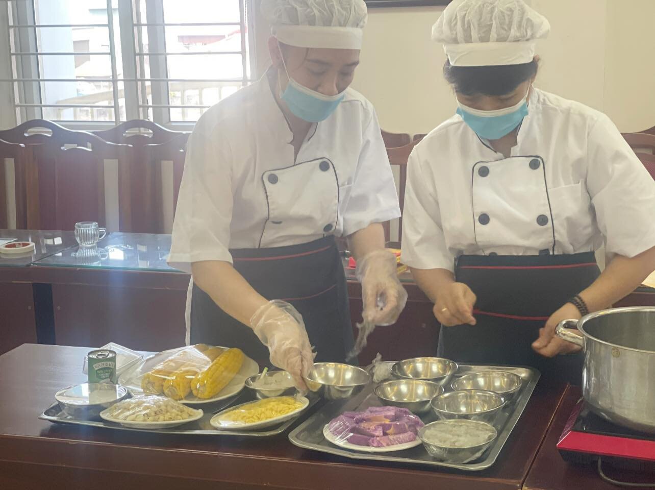 👨‍🍳👩‍🍳THI THỰC HÀNH CHẾ BIẾN MÓN ĂN TRONG HỘI THI “ GIÁO VIÊN- NHÂN VIÊN GIỎI” CẤP TRƯỜNG NĂM HỌC 2023-2024
