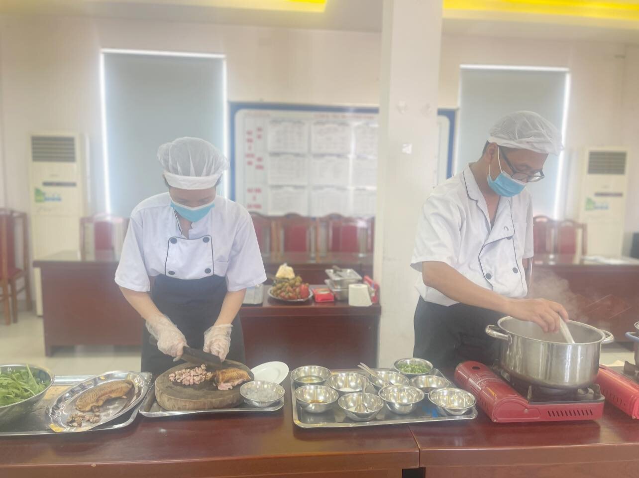 👨‍🍳👩‍🍳THI THỰC HÀNH CHẾ BIẾN MÓN ĂN TRONG HỘI THI “ GIÁO VIÊN- NHÂN VIÊN GIỎI” CẤP TRƯỜNG NĂM HỌC 2023-2024