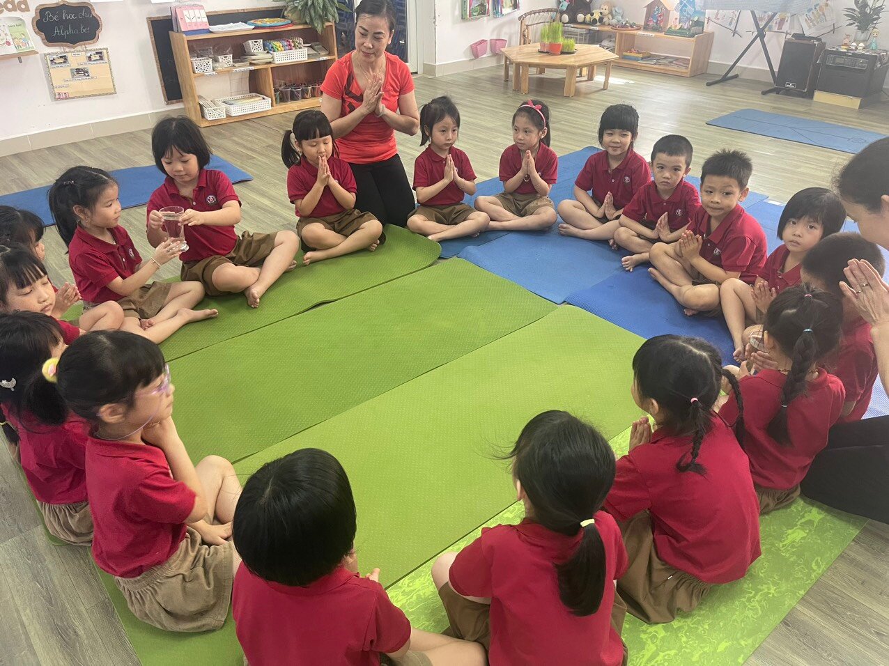 Tập yoga cùng các bé lớp A1 nào !!!