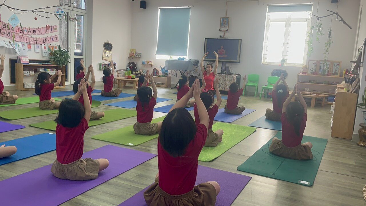 Tập yoga cùng các bé lớp A1 nào !!!