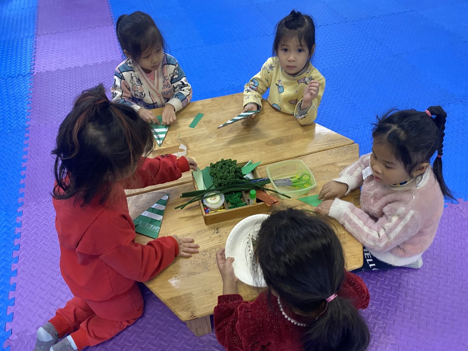 HĐ tạo hình: Làm cây thông Noel