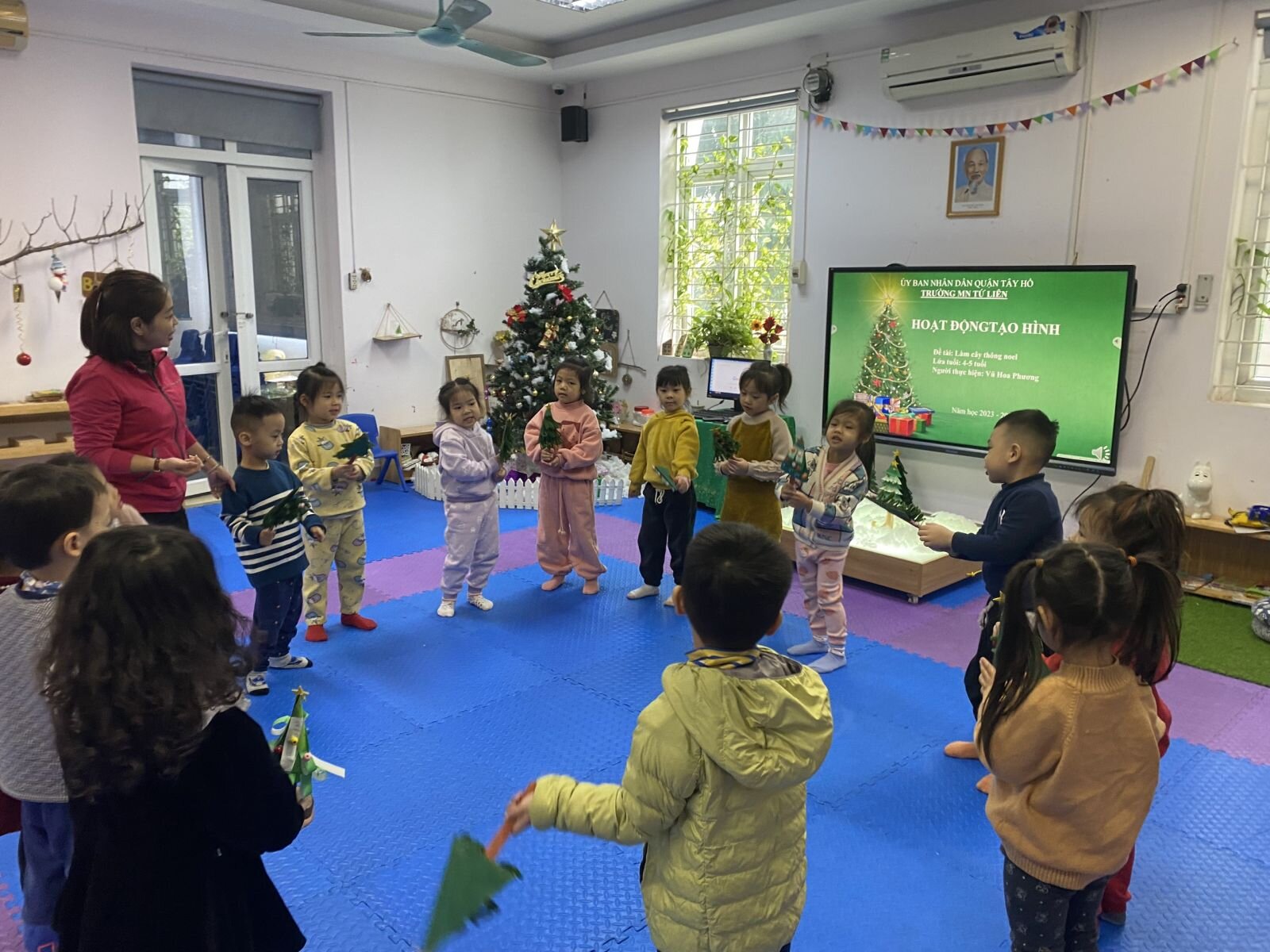 HĐ tạo hình: Làm cây thông Noel