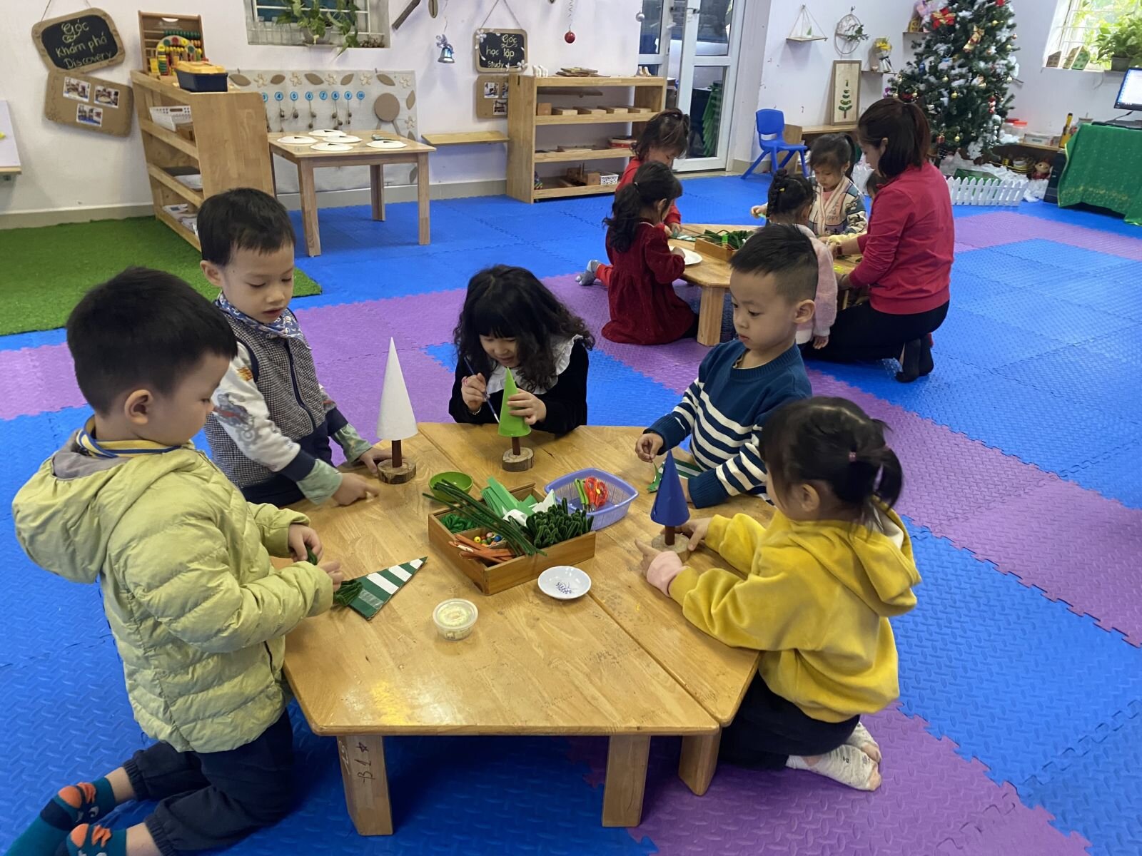 HĐ tạo hình: Làm cây thông Noel