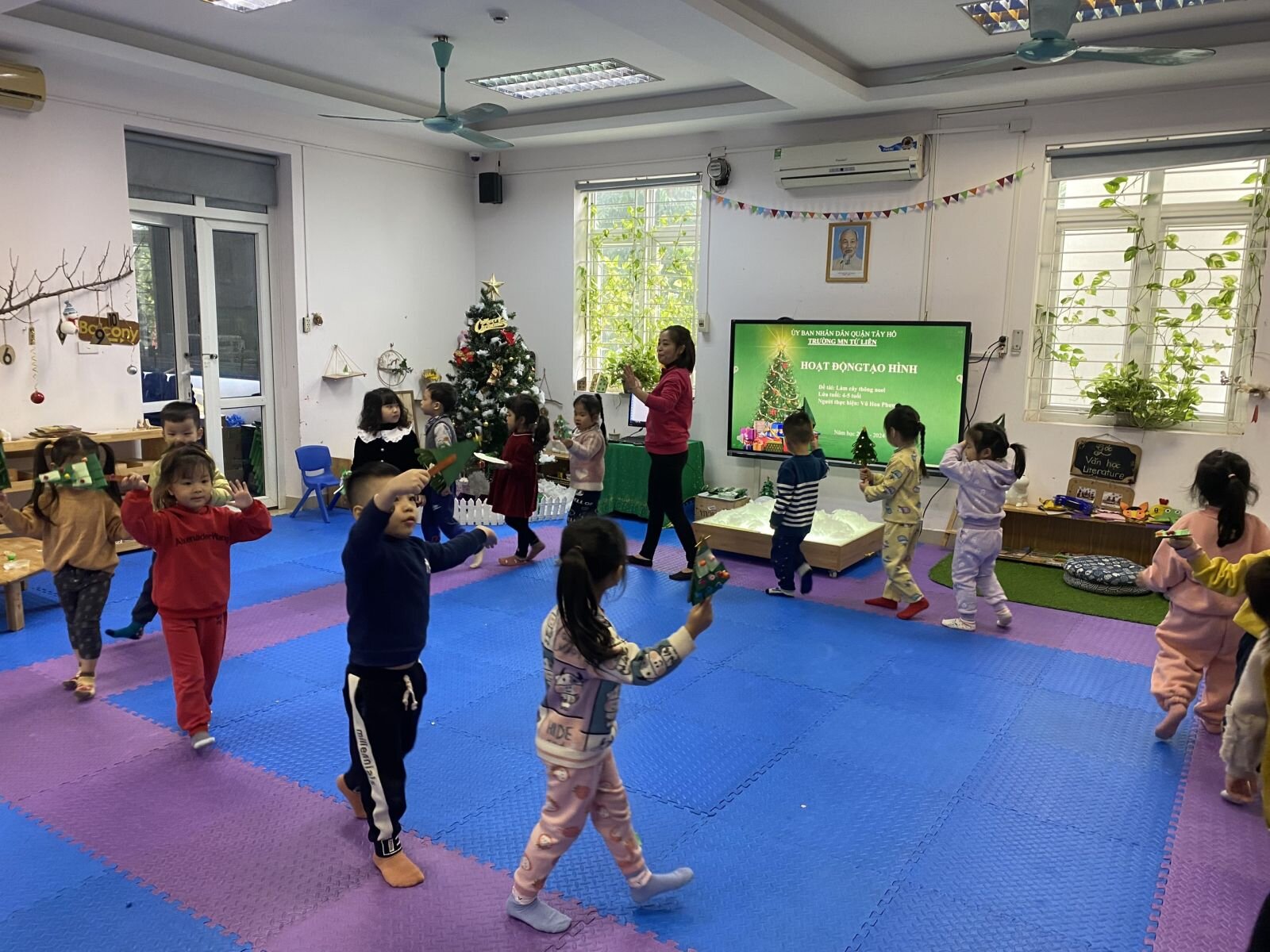 HĐ tạo hình: Làm cây thông Noel