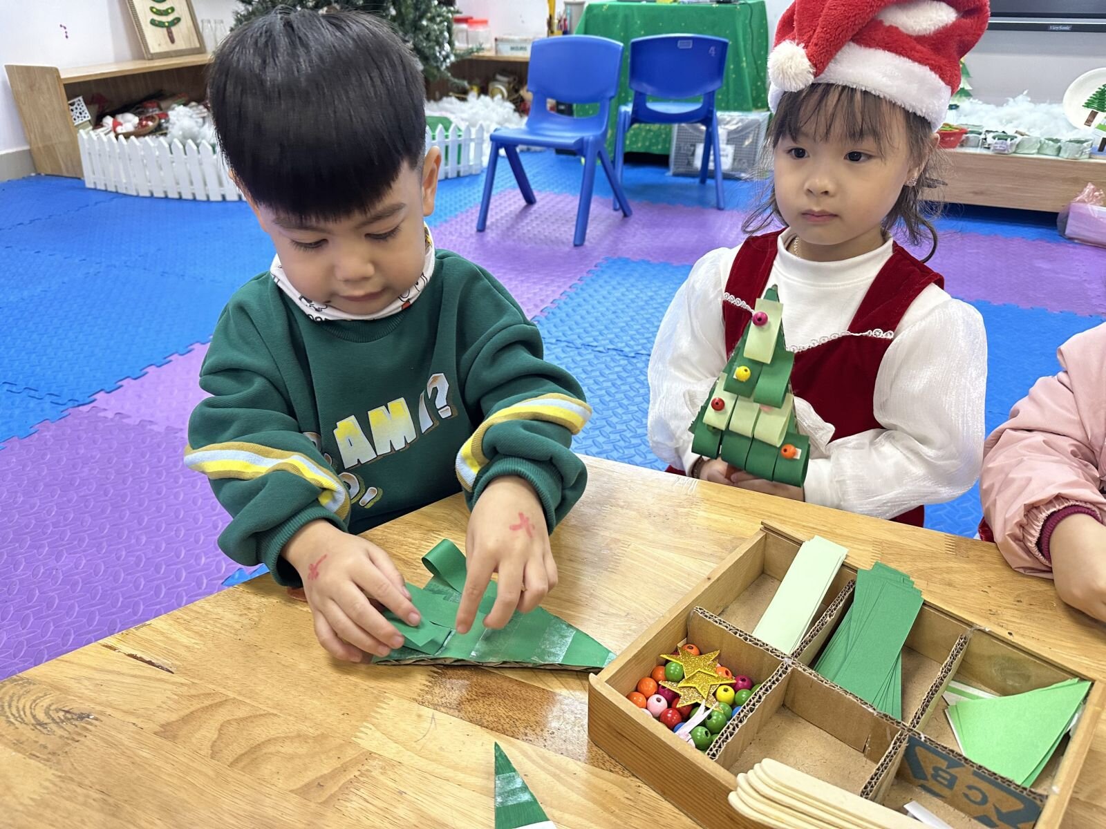 HĐ tạo hình: Làm cây thông Noel