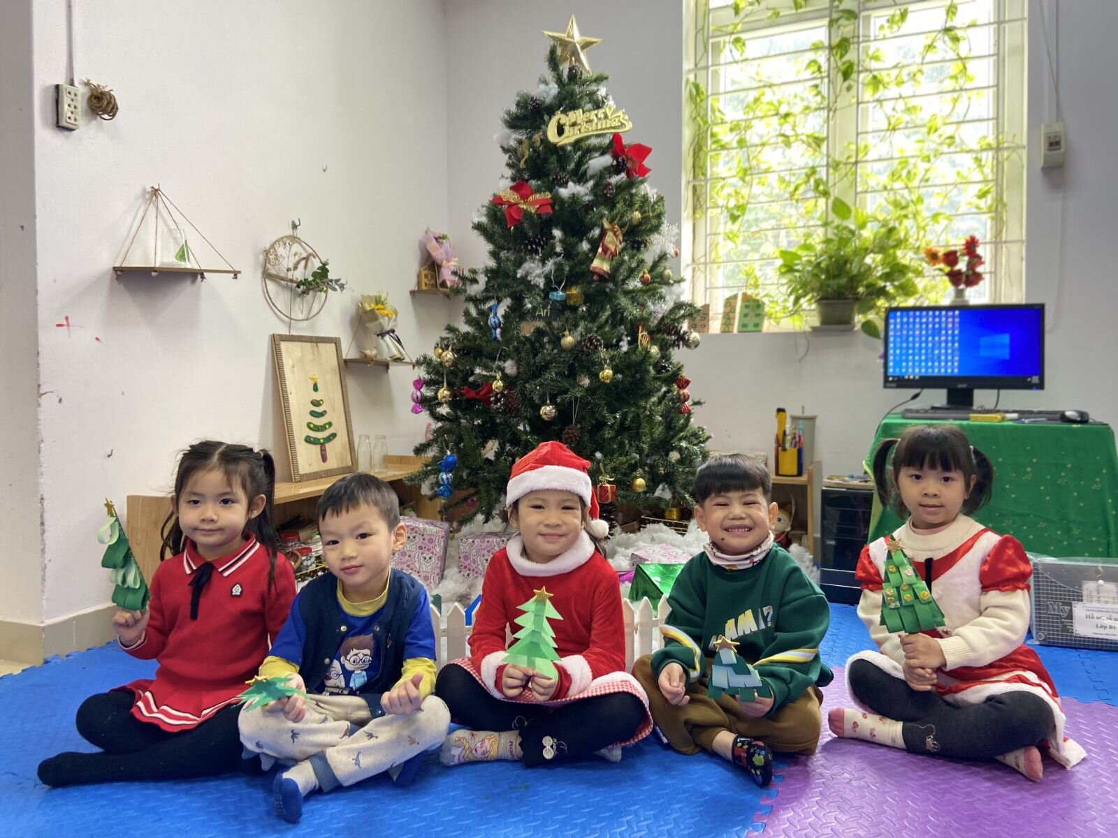 HĐ tạo hình: Làm cây thông Noel