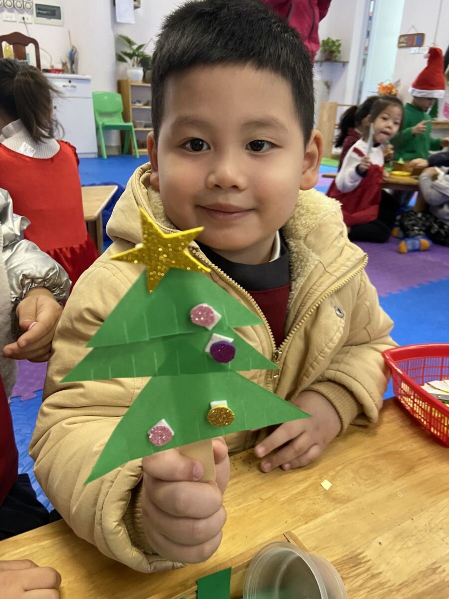 HĐ tạo hình: Làm cây thông Noel