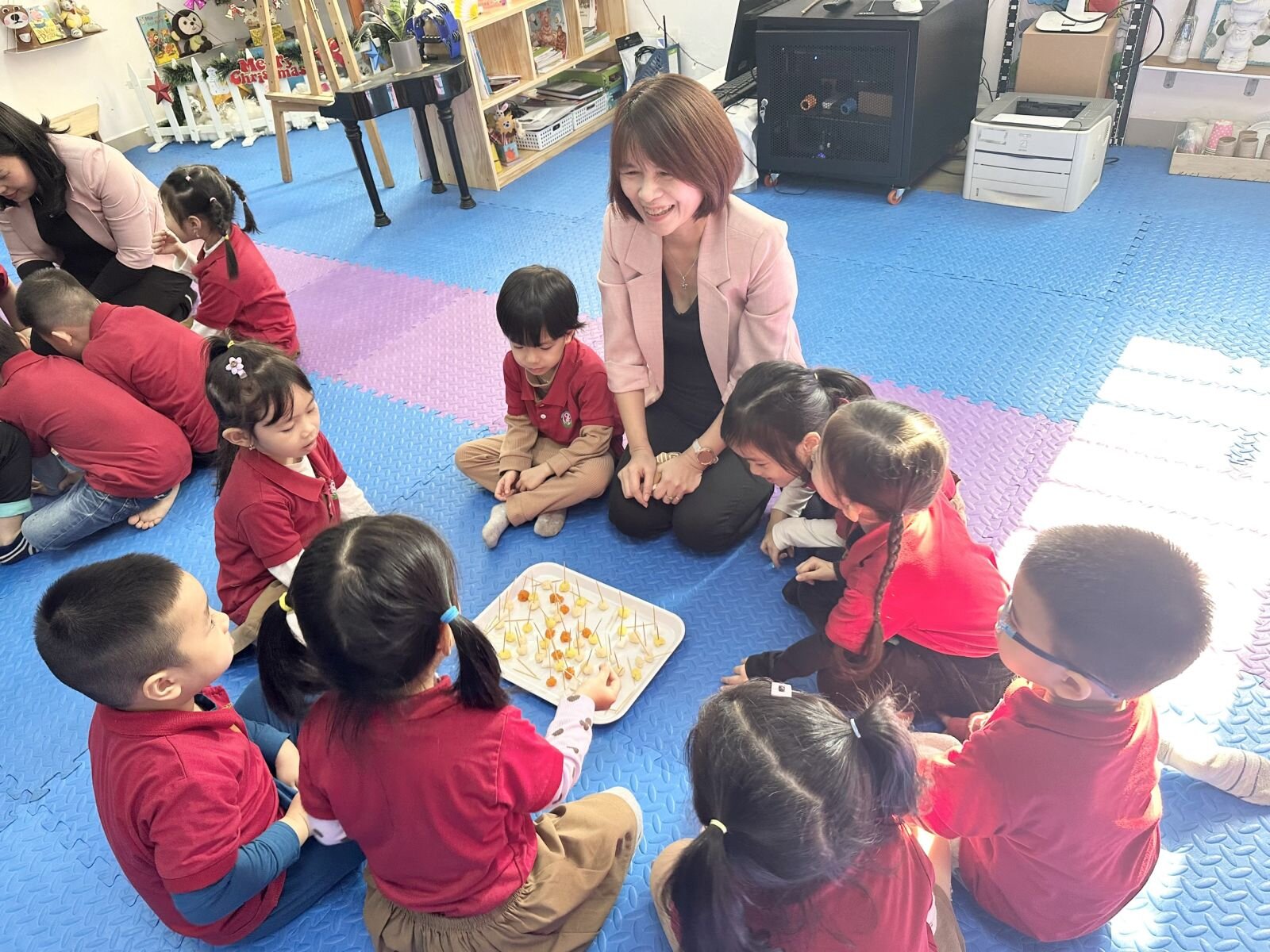 TRƯỜNG MẦM NON TỨ LIÊN TỔ CHỨC CHO GIÁO VIÊN KIẾN TẬP TIẾT ĐẠT GIẢI CAO TRONG HỘI THI GIÁO VIÊN - NHÂN VIÊN GIỎI CẤP TRƯỜNG NĂM HỌC 2023-2024