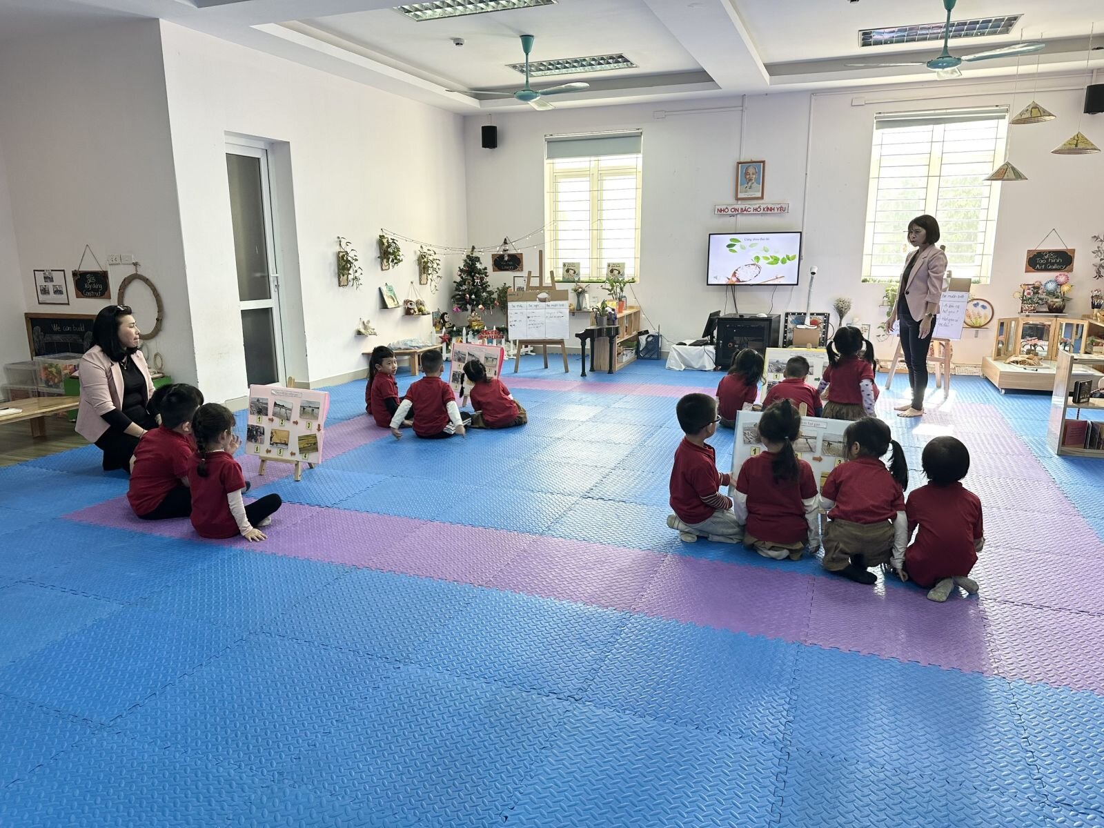 TRƯỜNG MẦM NON TỨ LIÊN TỔ CHỨC CHO GIÁO VIÊN KIẾN TẬP TIẾT ĐẠT GIẢI CAO TRONG HỘI THI GIÁO VIÊN - NHÂN VIÊN GIỎI CẤP TRƯỜNG NĂM HỌC 2023-2024