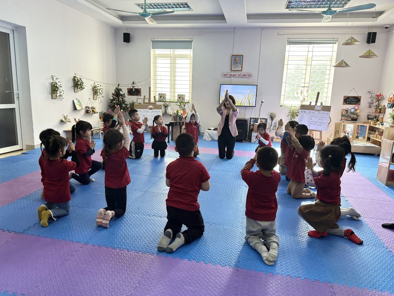 TRƯỜNG MẦM NON TỨ LIÊN TỔ CHỨC CHO GIÁO VIÊN KIẾN TẬP TIẾT ĐẠT GIẢI CAO TRONG HỘI THI GIÁO VIÊN - NHÂN VIÊN GIỎI CẤP TRƯỜNG NĂM HỌC 2023-2024