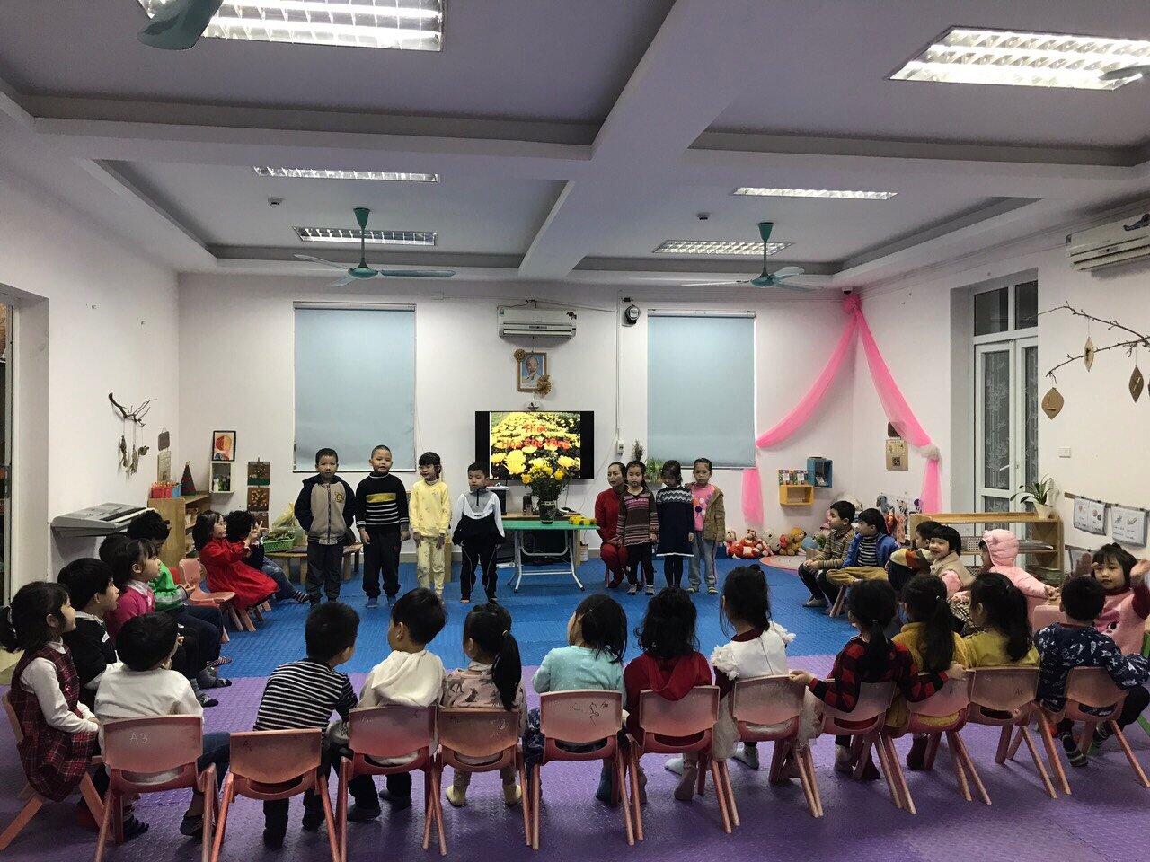 Hoa gì tươi thắm sắc vàng, Cánh dài hoa nở rộn ràng sắc xuân?  Rất nhiều điều thú vị đến từ dự án hoa cúc của các bạn MGL