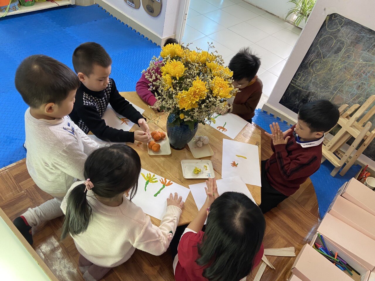 Hoa gì tươi thắm sắc vàng, Cánh dài hoa nở rộn ràng sắc xuân?  Rất nhiều điều thú vị đến từ dự án hoa cúc của các bạn MGL