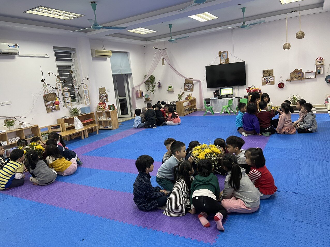 Hoa gì tươi thắm sắc vàng, Cánh dài hoa nở rộn ràng sắc xuân?  Rất nhiều điều thú vị đến từ dự án hoa cúc của các bạn MGL