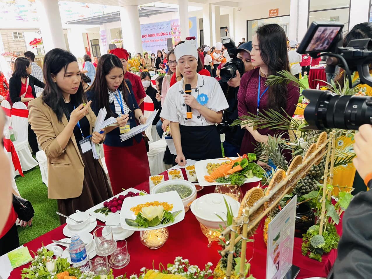 TRƯỜNG MẦM NON TỨ LIÊN ĐẠT GIẢI NHẤT THI XÂY DỰNG THỰC ĐƠN VÀ CHẾ BIẾN MÓN ĂN TẠI