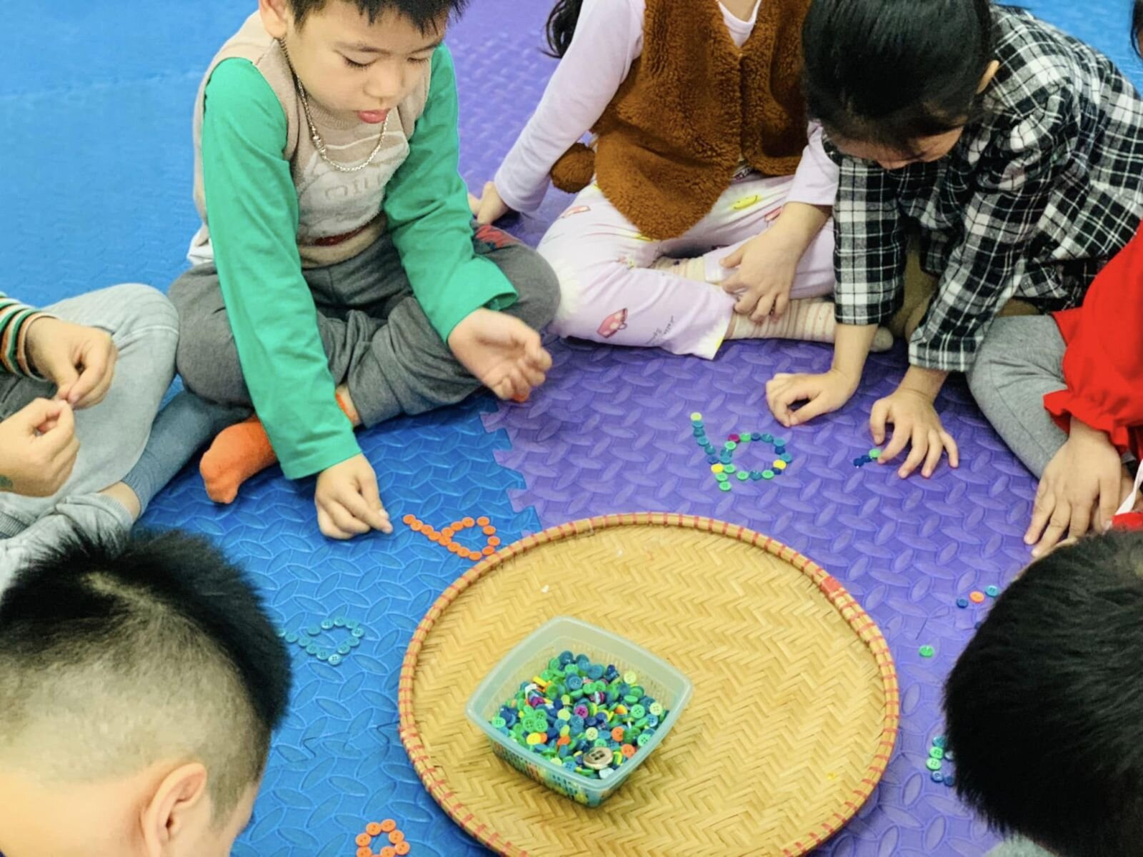 BÉ CHƠI MÀ HỌC.