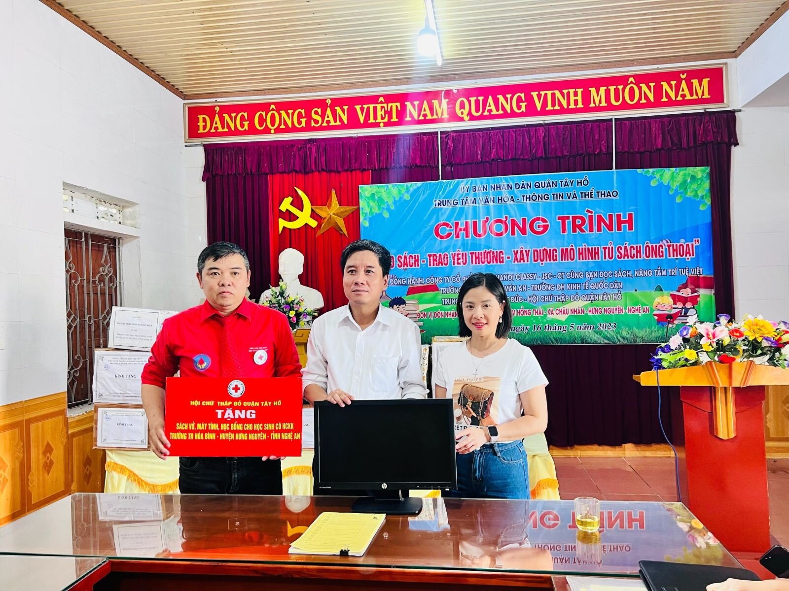 “TRAO SÁCH - TRAO YÊU THƯƠNG”