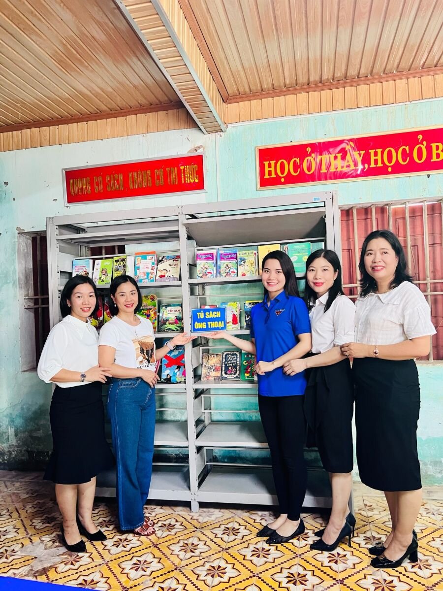 “TRAO SÁCH - TRAO YÊU THƯƠNG”