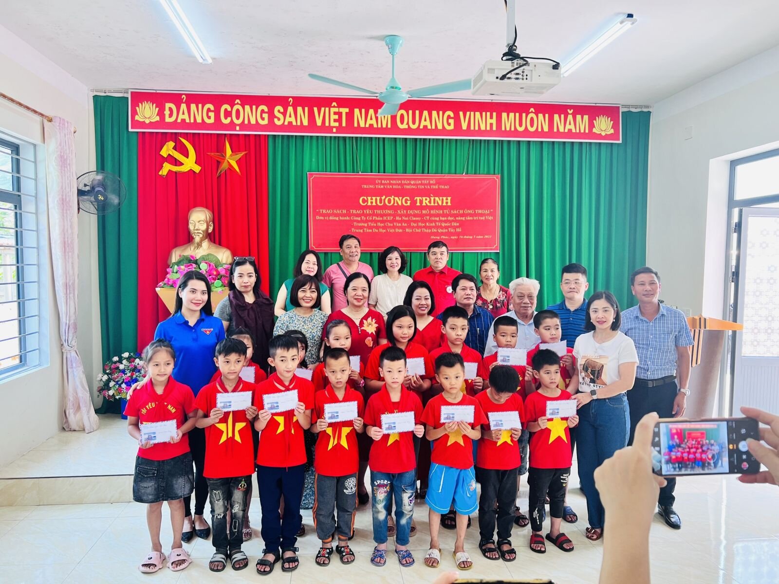 “TRAO SÁCH - TRAO YÊU THƯƠNG”