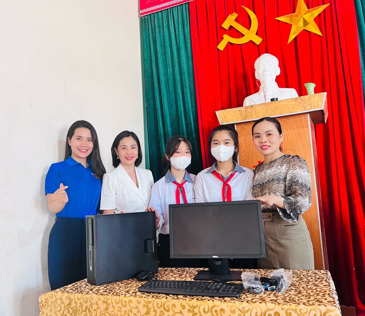 “TRAO SÁCH - TRAO YÊU THƯƠNG”