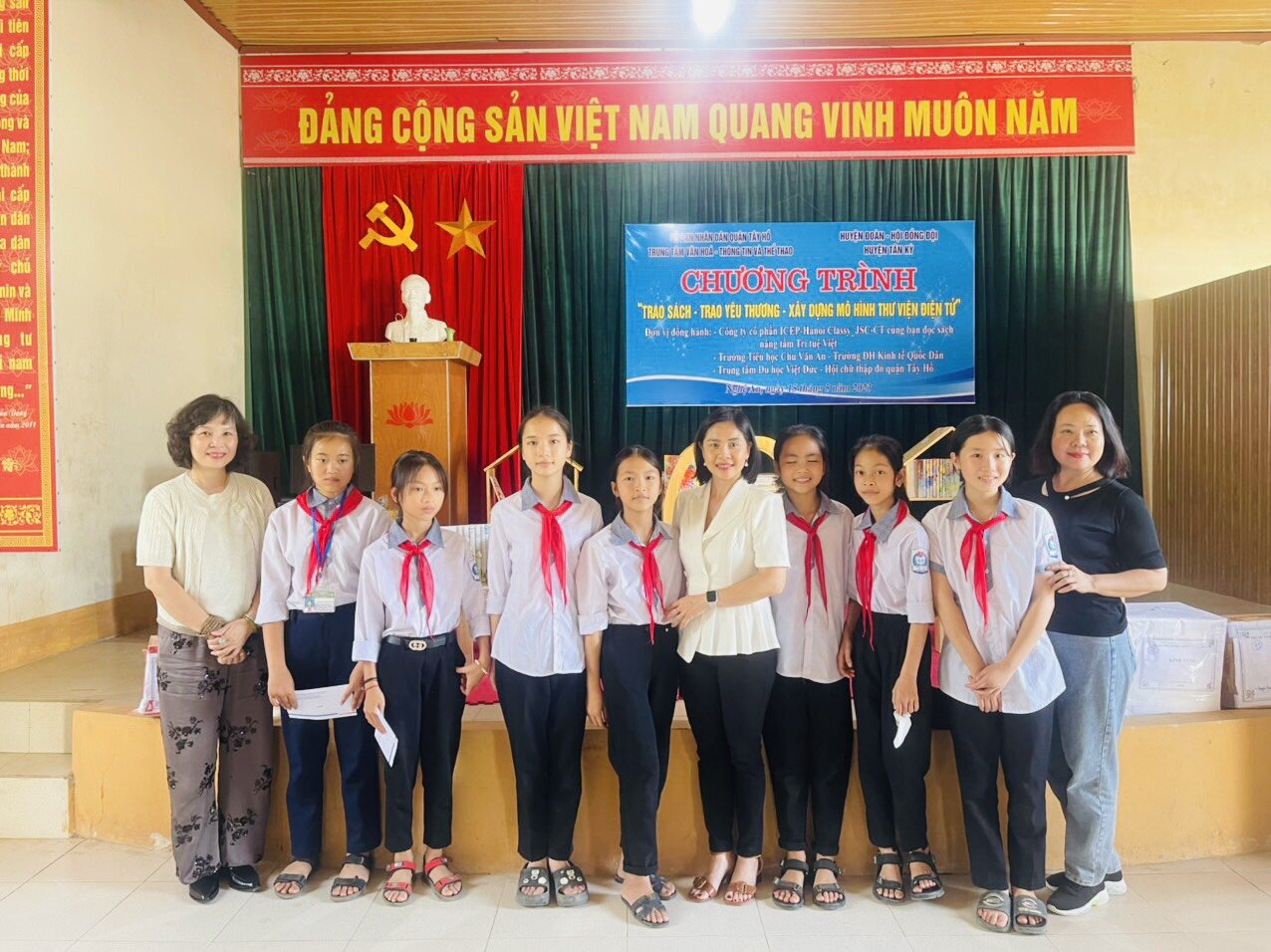 “TRAO SÁCH - TRAO YÊU THƯƠNG”