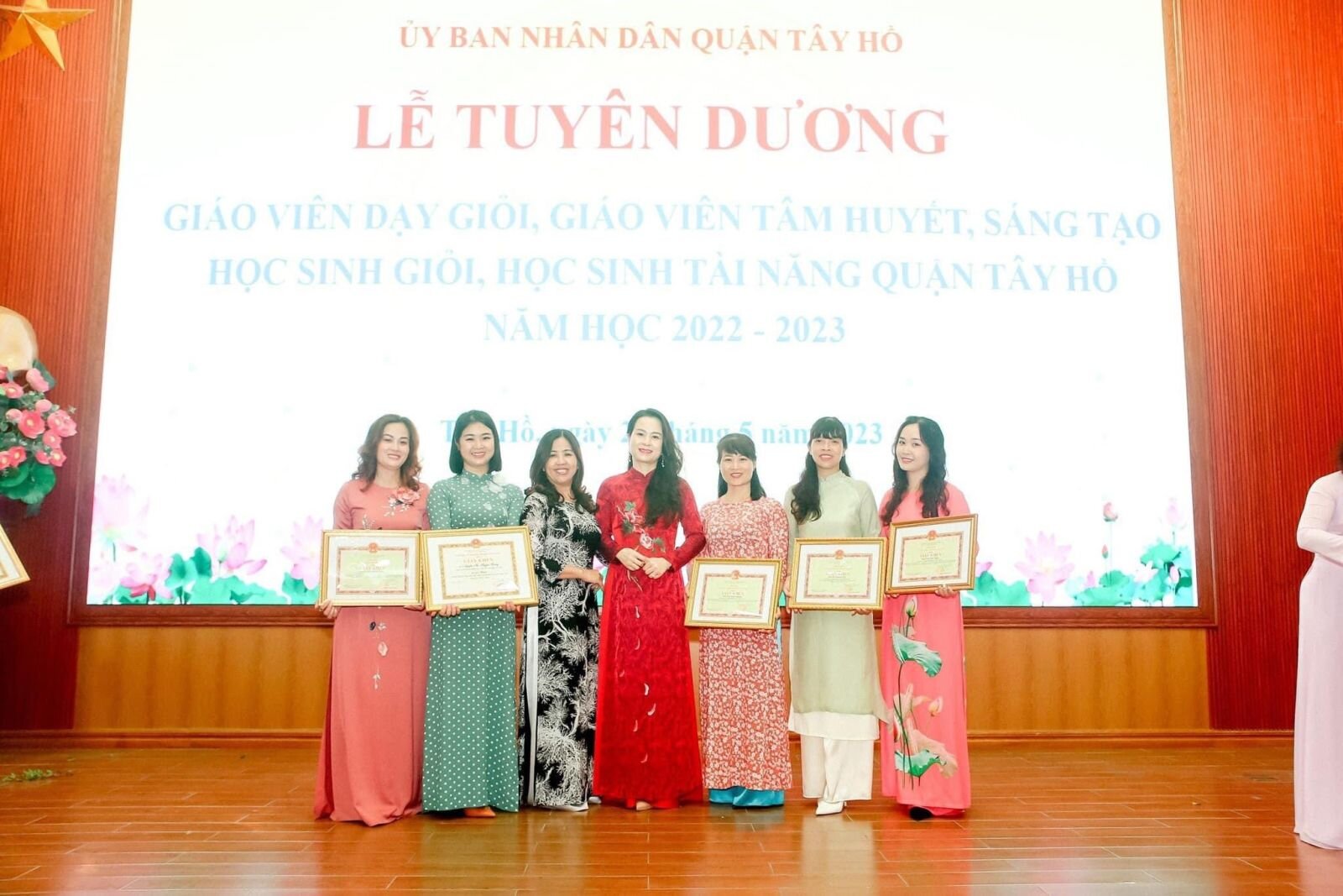 Lễ tuyên dương giáo viên dạy giỏi, giáo viên tâm huyết sáng tạo, học sinh giỏi, học sinh tài năng quận Tây Hồ