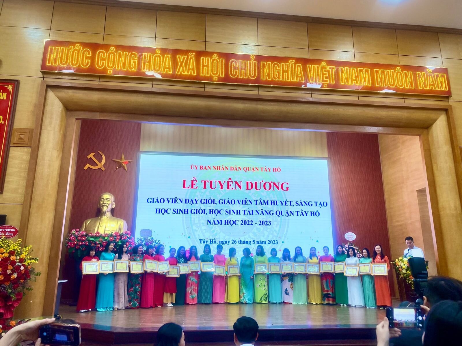 Lễ tuyên dương giáo viên dạy giỏi, giáo viên tâm huyết sáng tạo, học sinh giỏi, học sinh tài năng quận Tây Hồ