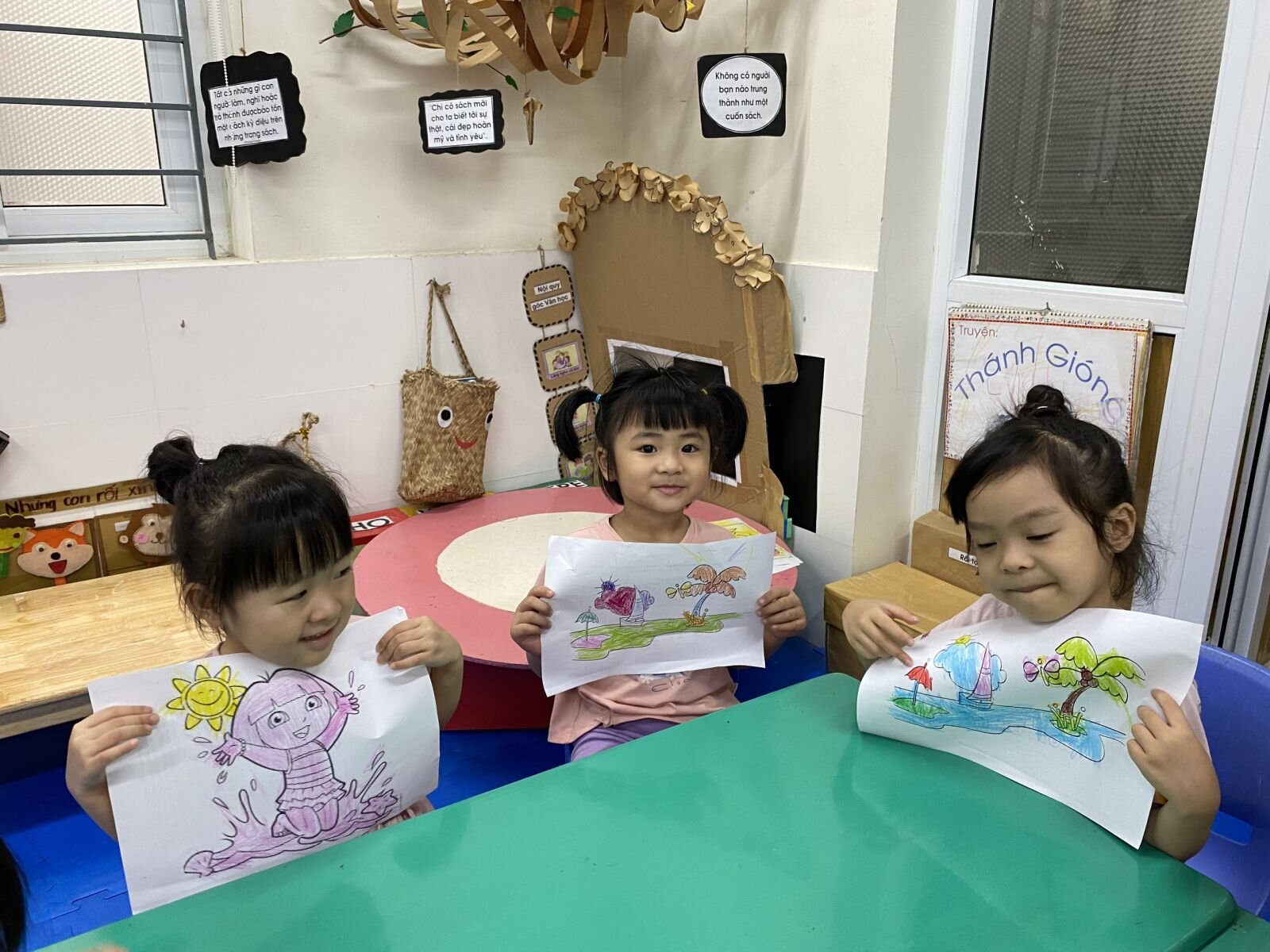 Hoạt động: tô màu tranh