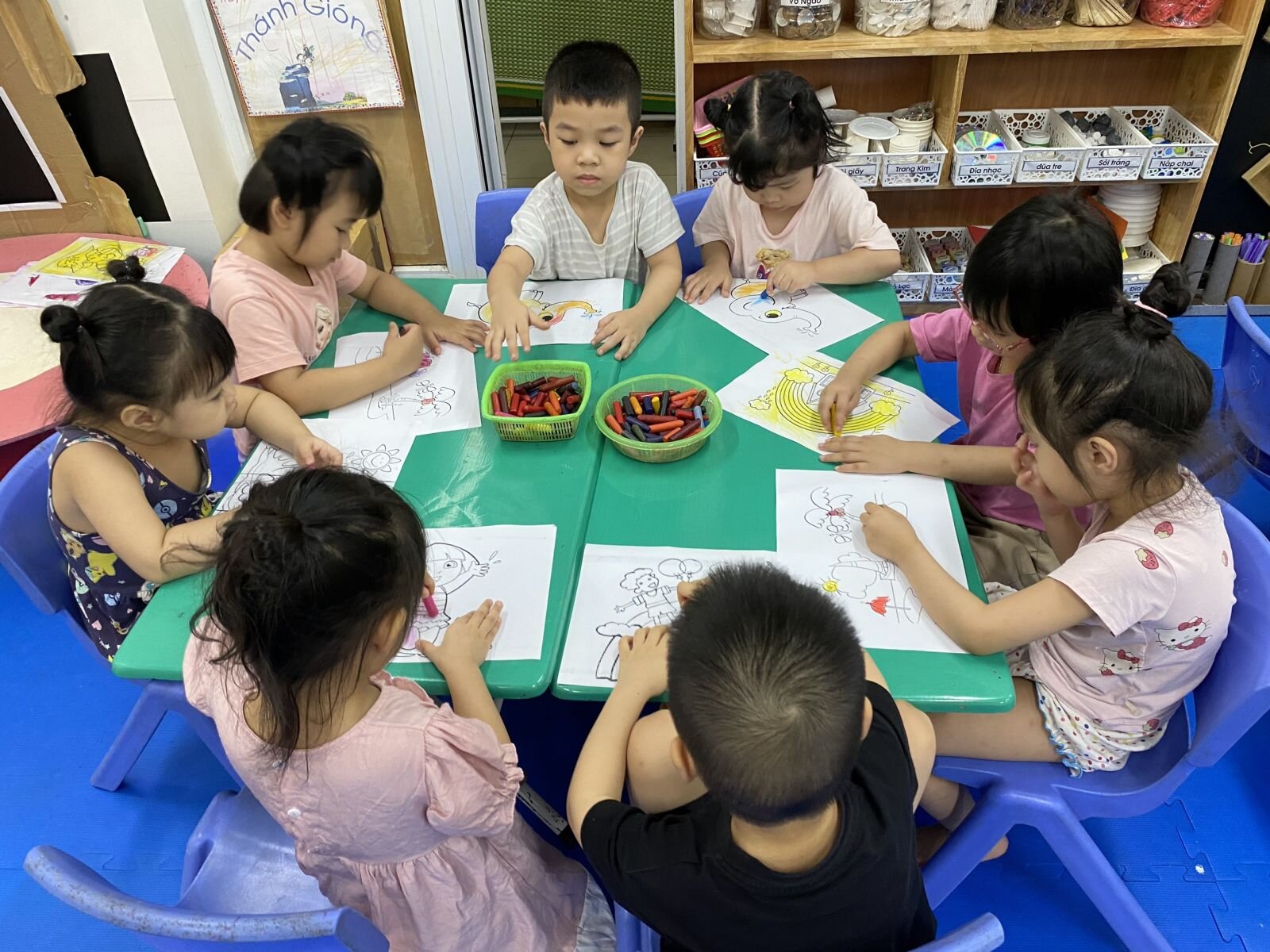 Hoạt động: tô màu tranh