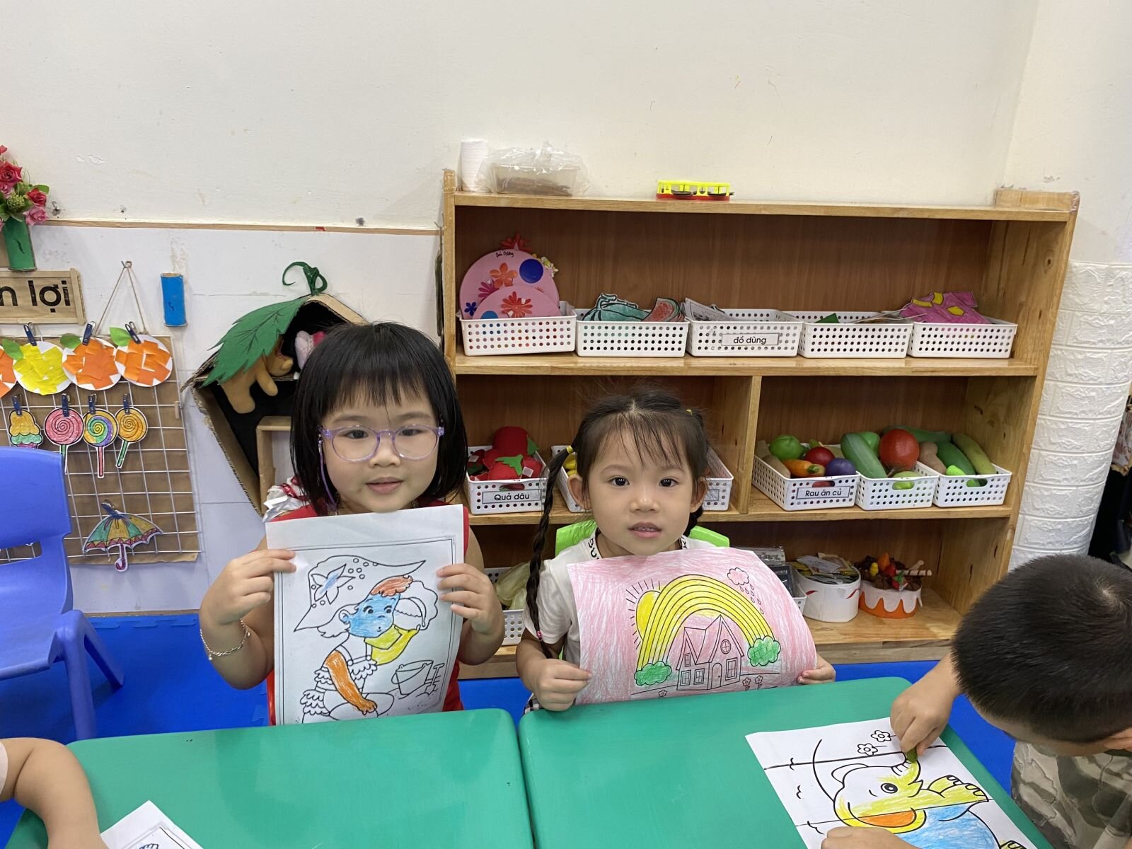 Hoạt động: tô màu tranh