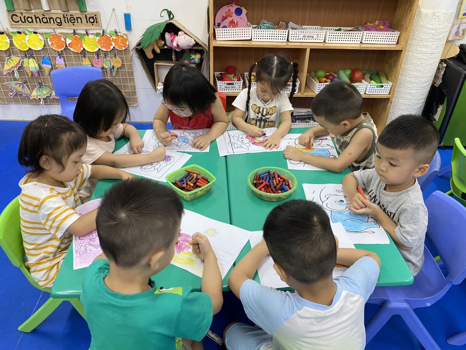 Hoạt động: tô màu tranh