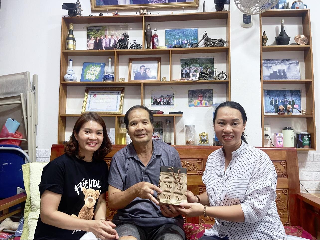 Trường mầm non Tứ Liên đẩy mạnh hoạt động Đền ơn đáp nghĩa nhân Kỷ niệm 76 năm ngày Thương binh liệt sĩ (27/7/1947 – 27/7/2023)