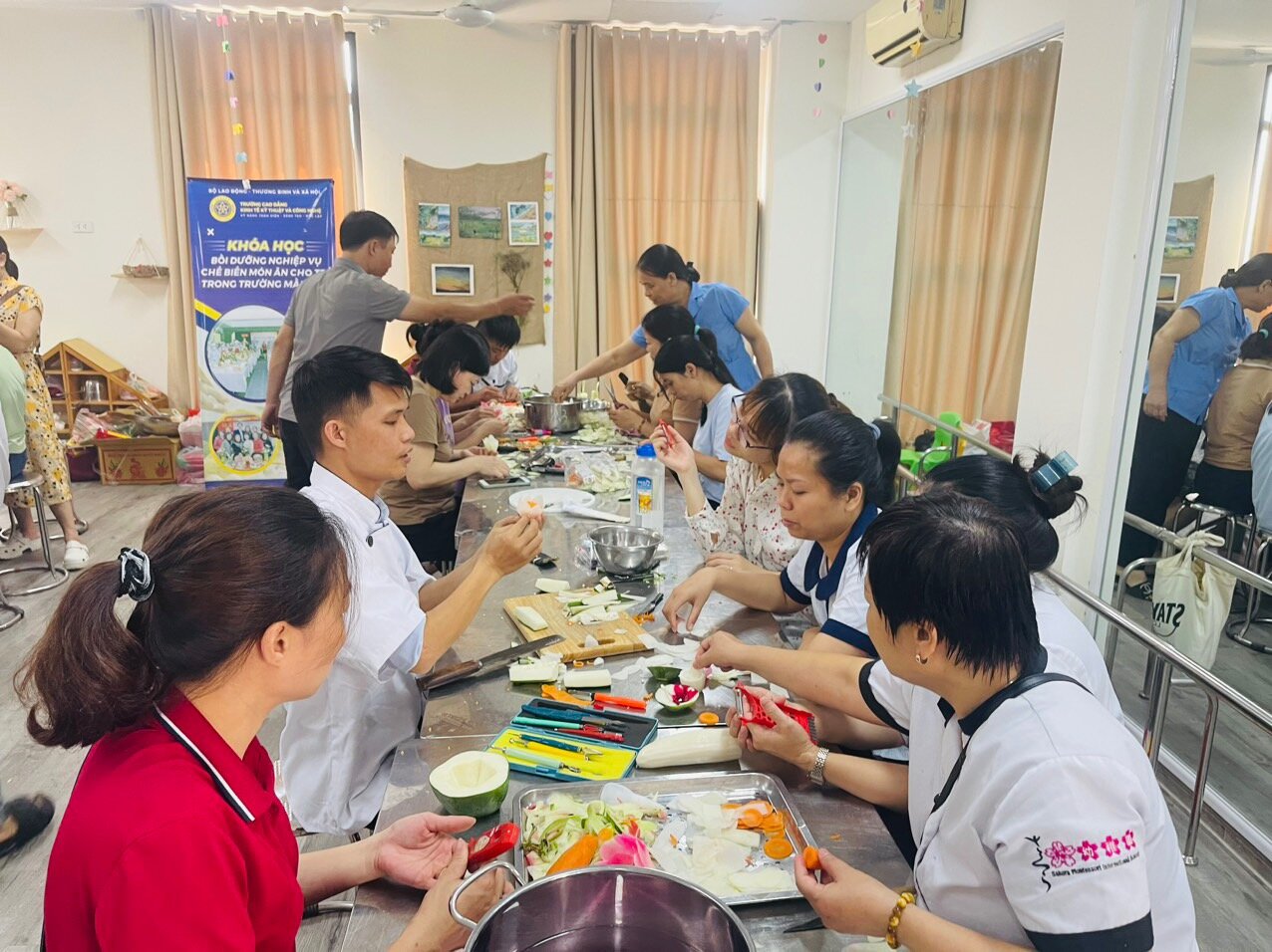 TRƯỜNG MẦM NON AN DƯƠNG THAM GIA LỚP   BỒI DƯỠNG CHUYÊN MÔN HÈ NĂM 2023 CHUYÊN ĐỀ “KỸ NĂNG NẤU ĂN CHUYÊN NGHIỆP TRONG TRƯỜNG MẦM NON”