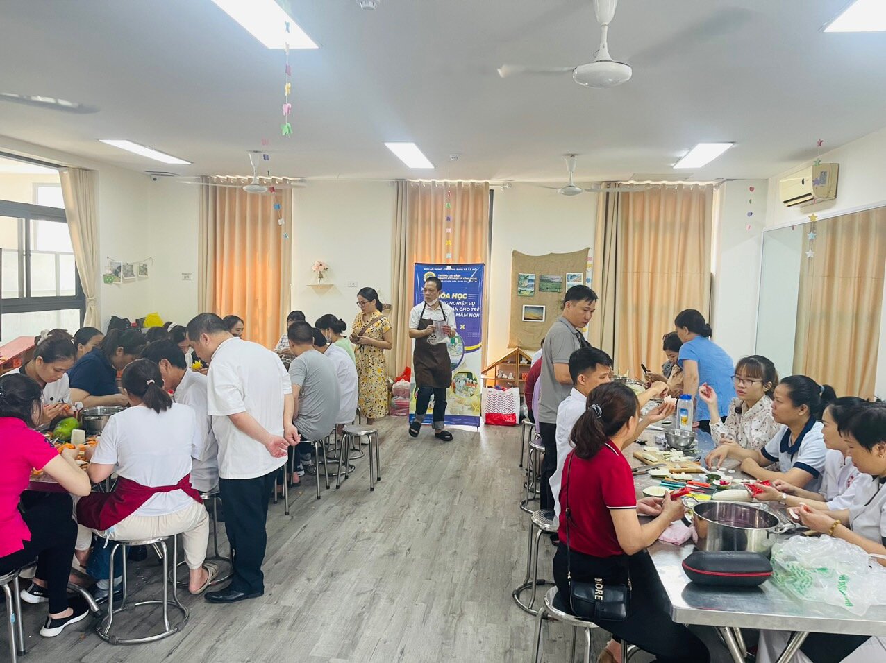 TRƯỜNG MẦM NON AN DƯƠNG THAM GIA LỚP   BỒI DƯỠNG CHUYÊN MÔN HÈ NĂM 2023 CHUYÊN ĐỀ “KỸ NĂNG NẤU ĂN CHUYÊN NGHIỆP TRONG TRƯỜNG MẦM NON”