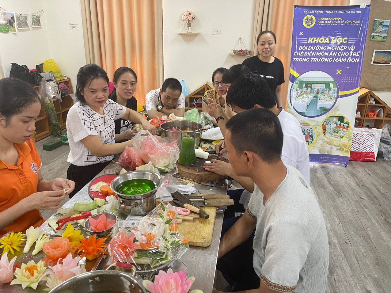 TRƯỜNG MẦM NON AN DƯƠNG THAM GIA LỚP   BỒI DƯỠNG CHUYÊN MÔN HÈ NĂM 2023 CHUYÊN ĐỀ “KỸ NĂNG NẤU ĂN CHUYÊN NGHIỆP TRONG TRƯỜNG MẦM NON”