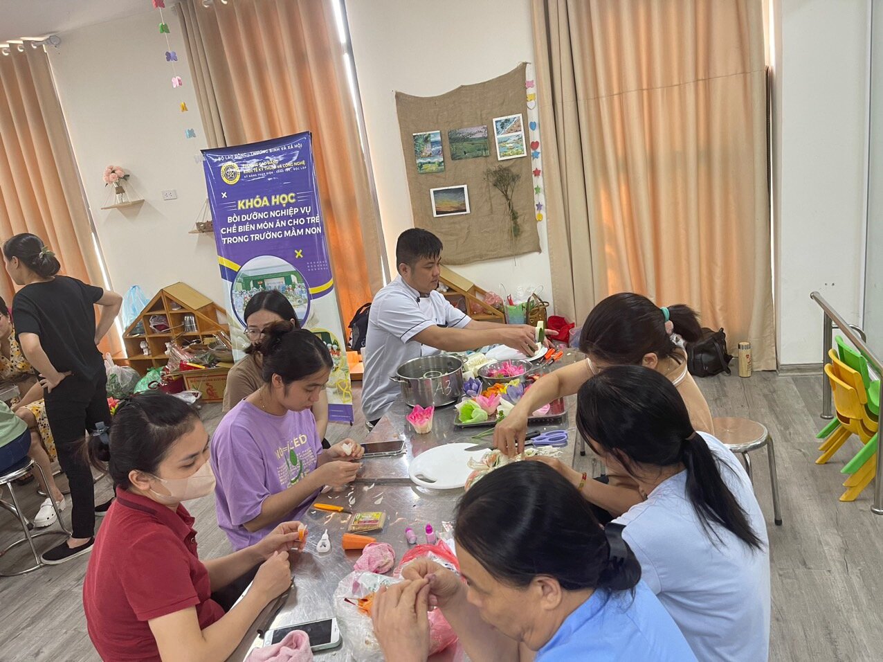 TRƯỜNG MẦM NON AN DƯƠNG THAM GIA LỚP   BỒI DƯỠNG CHUYÊN MÔN HÈ NĂM 2023 CHUYÊN ĐỀ “KỸ NĂNG NẤU ĂN CHUYÊN NGHIỆP TRONG TRƯỜNG MẦM NON”