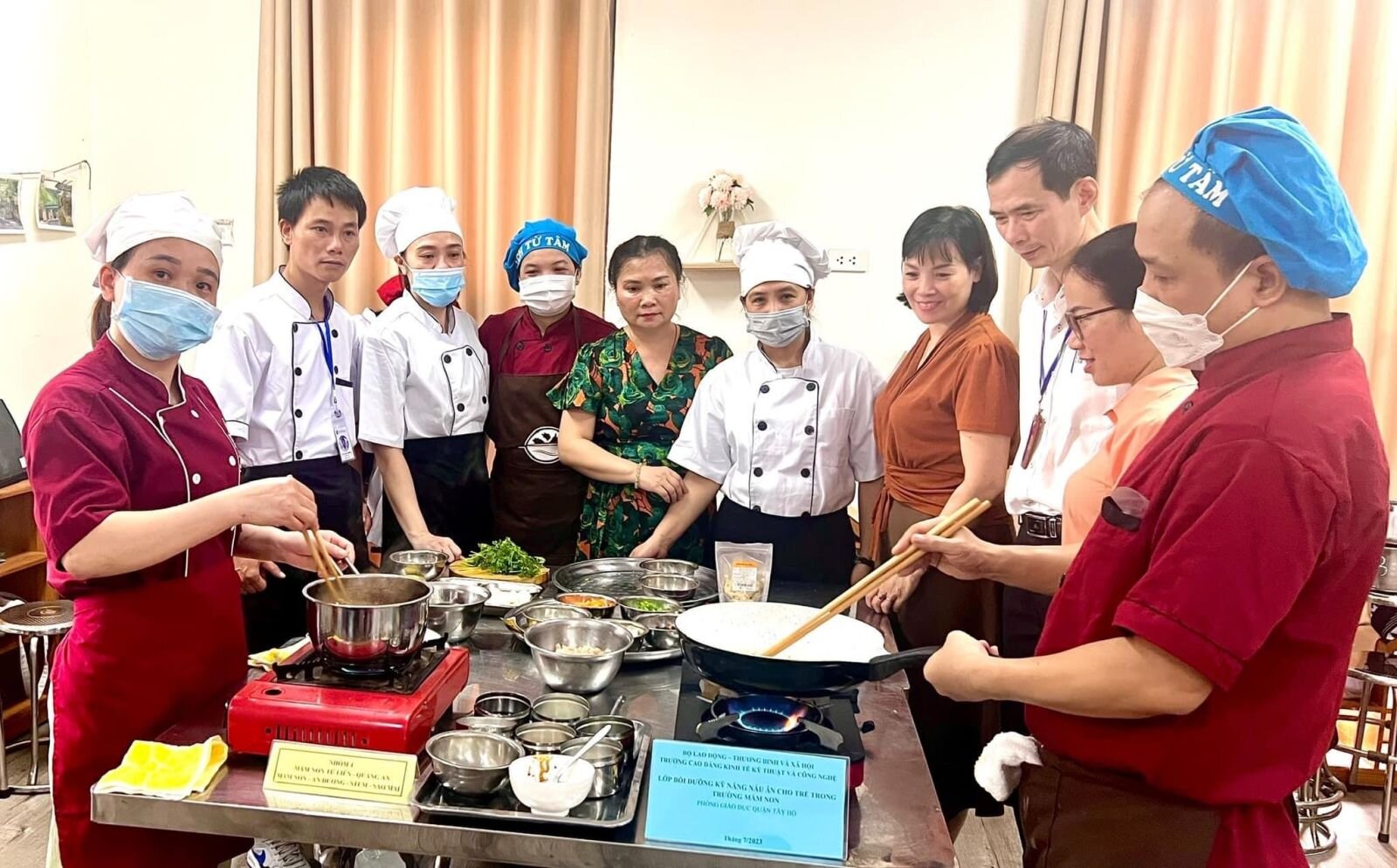 TRƯỜNG MẦM NON AN DƯƠNG THAM GIA LỚP   BỒI DƯỠNG CHUYÊN MÔN HÈ NĂM 2023 CHUYÊN ĐỀ “KỸ NĂNG NẤU ĂN CHUYÊN NGHIỆP TRONG TRƯỜNG MẦM NON”