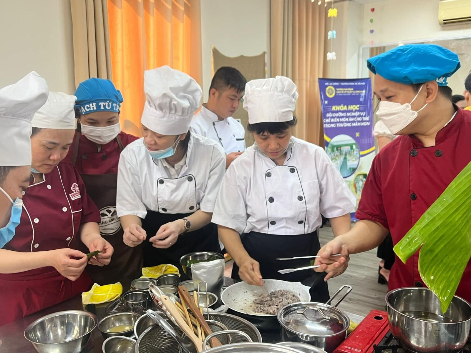 TRƯỜNG MN TỨ LIÊN THAM GIA ”LỚP BỒI DƯỠNG KỸ NĂNG NẤU ĂN CHUYÊN NGHIỆP TRONG TRƯỜNG MẦM NON” DO PHÒNG GD&ĐT QUẬN TỔ CHỨC- HÈ NĂM 2023